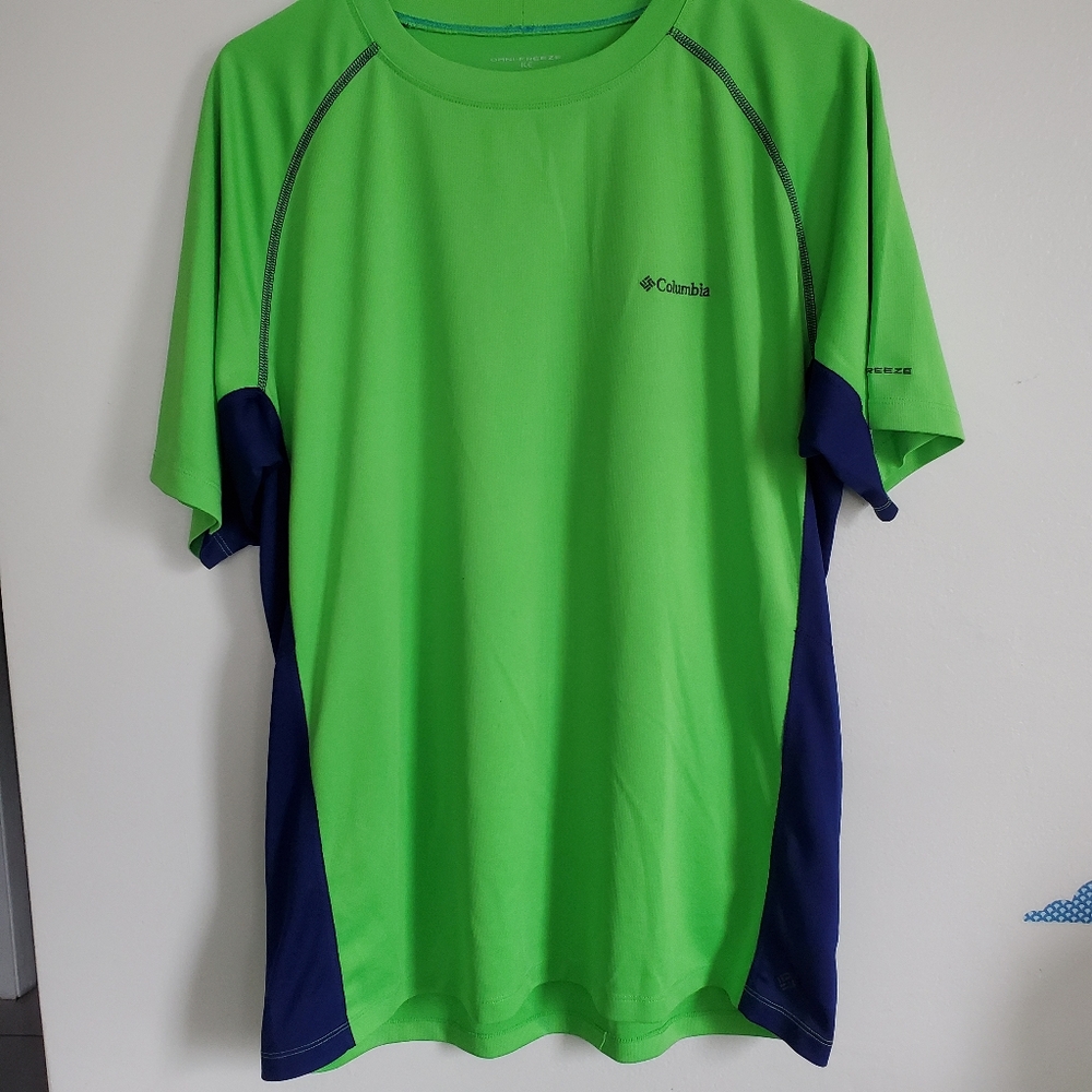 COLUMBIA SPORT TSHIRT.